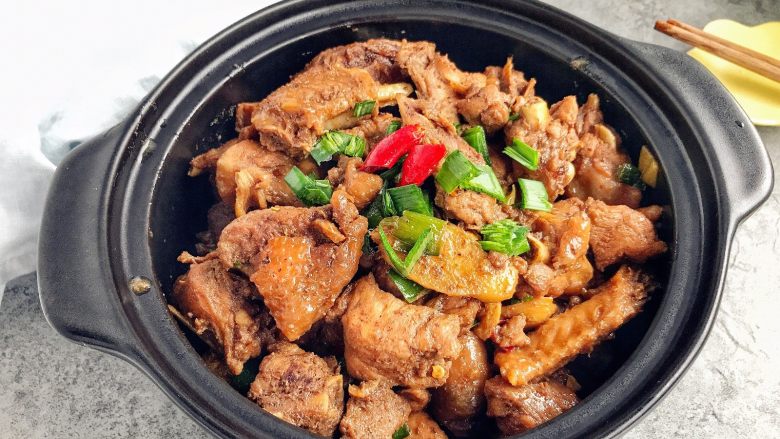 三杯鸡,口味醇香,甜中带咸,咸中带鲜,口感柔韧,咀嚼感强,