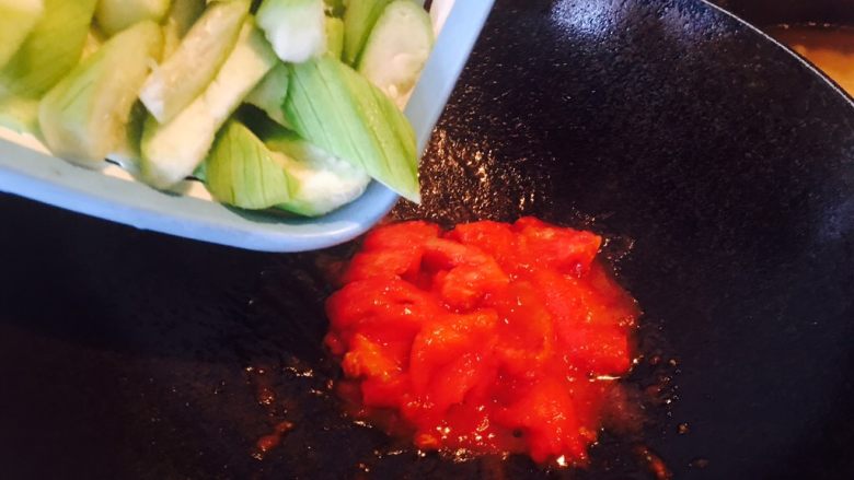 番茄丝瓜牛肉汤,这时,可以倒入丝瓜。