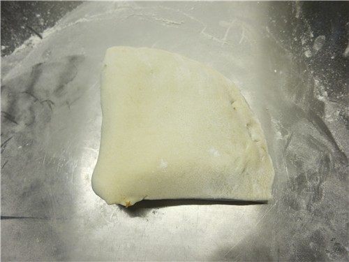 层层美味-京东肉饼,最后再将露肉的面片折过来盖在最上面,所有的肉全部包裹起来了,形成一个等边直角形,
