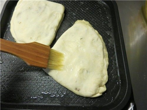 层层美味-京东肉饼,将煎烤机里的油用毛刷沾着刷到饼皮上面,盖上盖,中间不用翻面