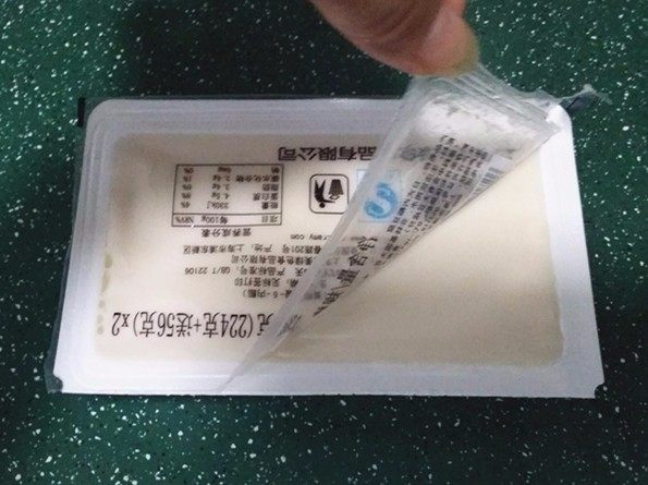 火腿豆腐羹,将盒装豆腐四周用干净的抹布,擦净并撕去压膜