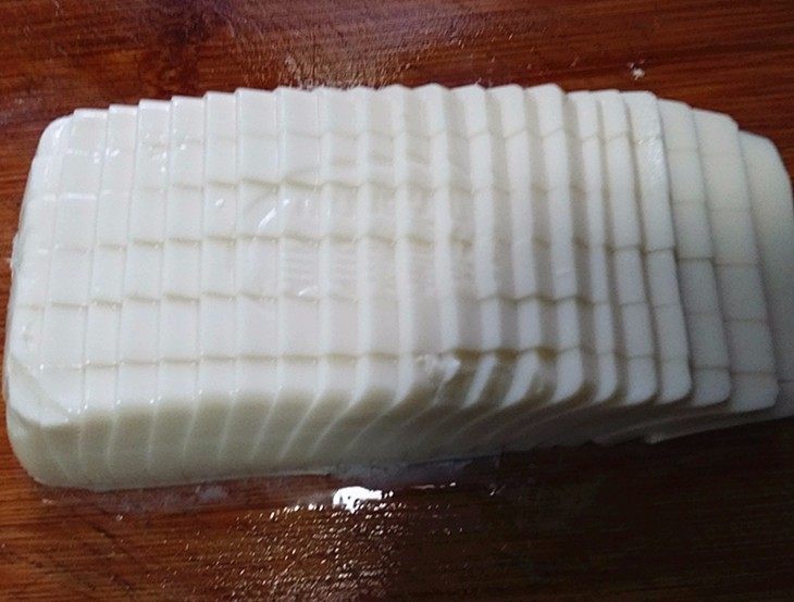 火腿豆腐羹,将嫩豆腐横、竖交错切小丁