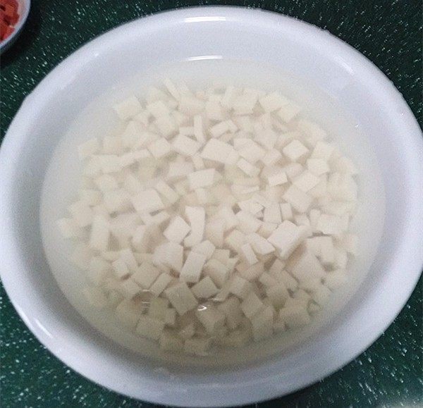 火腿豆腐羹,放入清水中,冲洗干净备用