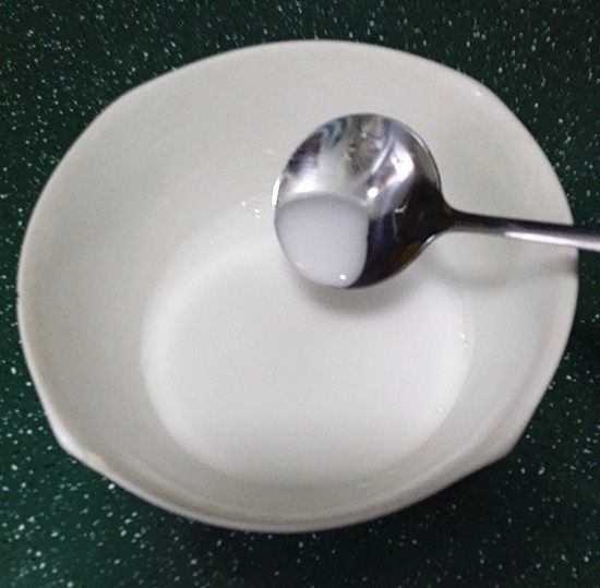 火腿豆腐羹,放入清水中,冲洗干净备用
