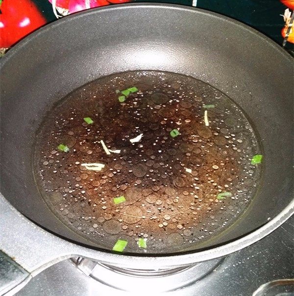 火腿豆腐羹,热锅凉油爆香葱姜,倒入适量清水加盖大火