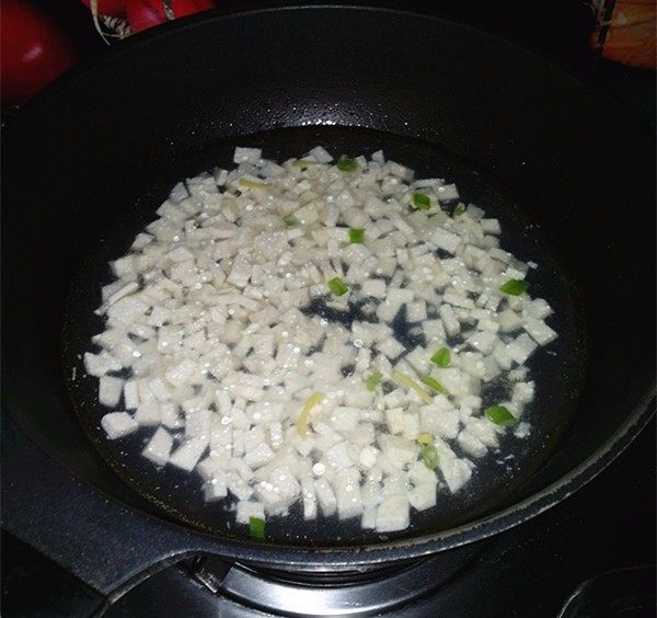 火腿豆腐羹,水开后倒入豆腐小丁,加盖大火