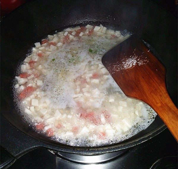 火腿豆腐羹,火腿丁就浮起后撒少许<a style='color:red;display:inline-block;' href='/shicai/ 717'>味精</a>