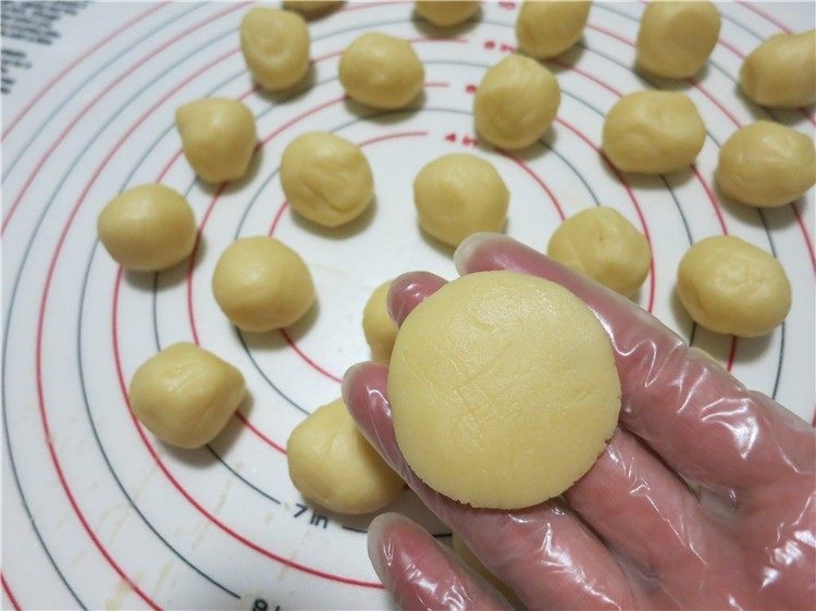提拉米苏小饼干,取一小块,揉成圆压成小饼