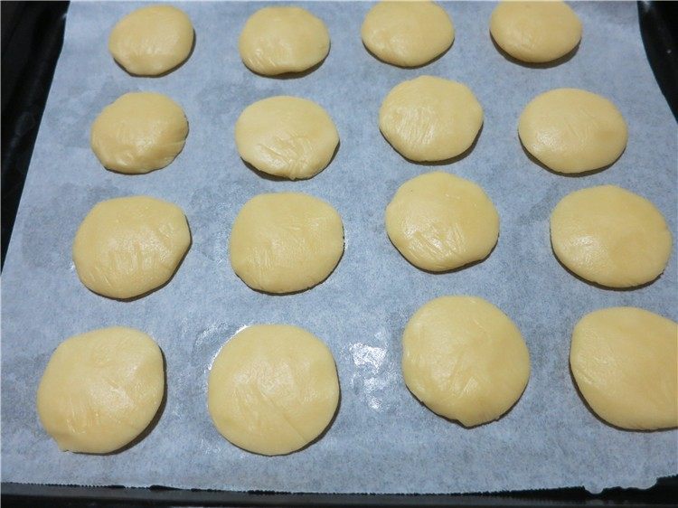提拉米苏小饼干,放在烤盘里,表面撒砂糖粒