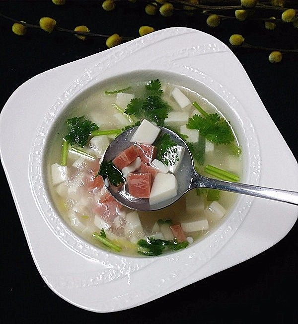 火腿豆腐羹,倒入碗中,汤稠豆腐嫩滑