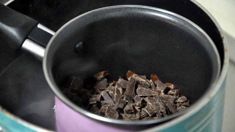 心型调温巧克力,用隔水加热法,热水温度在60°c为最佳,往同一个方向不断搅拌,注意不要让水汽进入巧克力内。