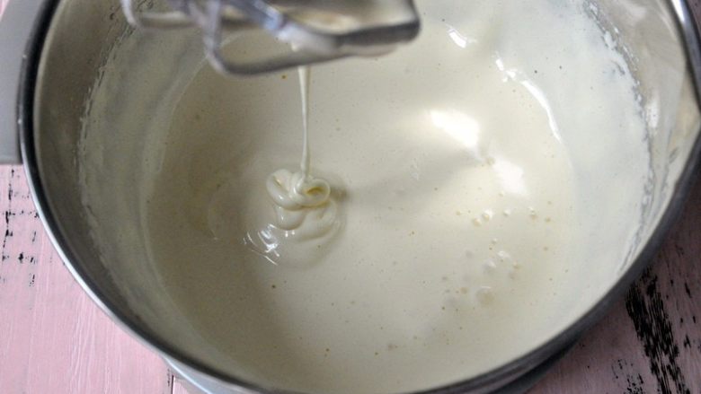 花生酱椰蓉棒棒糖蛋糕,打发到滴落的蛋液不立即消失，或者用牙签插进去不倒即可。