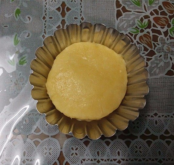 圣女果芝士挞,取出面团:分割25g/份/11份;搓圆压扁后放入挞模