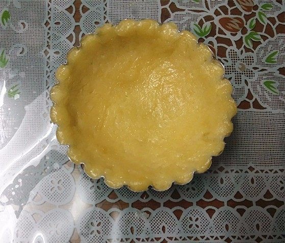圣女果芝士挞,戴上一次手套轻轻按压均匀布满挞模,边缘比模具高出2~3mm