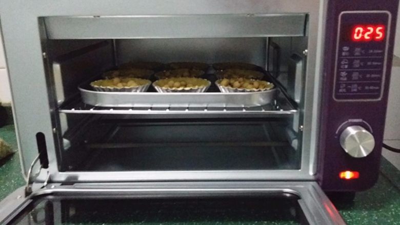 圣女果芝士挞,送入预热好的烤箱中层:180度,约烤25分钟