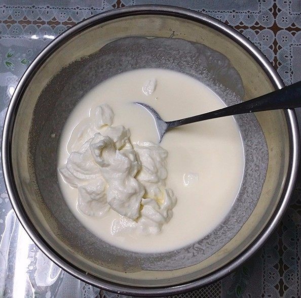 圣女果芝士挞,取30克打发好的淡奶油,至奶油奶酪盆中拌匀