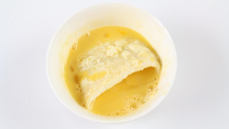 香煎鲽鱼片,然后放入鸡蛋液中,裹一层鸡蛋液。