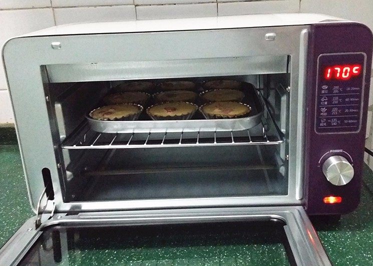 圣女果芝士挞,时间到打开烤箱,取出晾凉
PS:也可直接食用