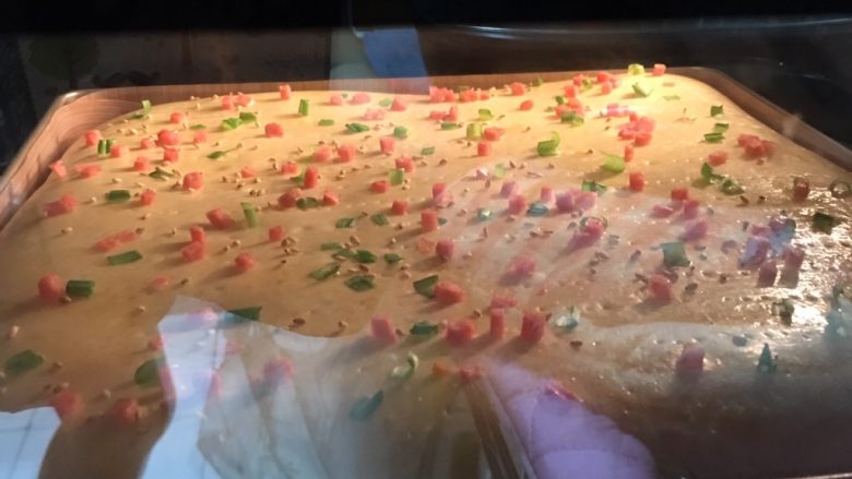 中种肉松面包,烤箱预热180度,中下层烤15分钟