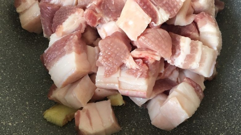 鹌鹑蛋烧肉,五花肉和生姜冷锅下锅,这样肉上的水份烧干就不会溅。