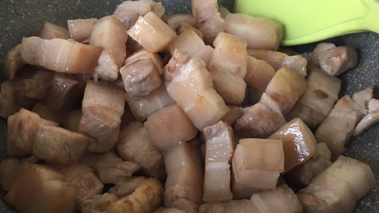 鹌鹑蛋烧肉,炒至微微发黄,有油渗出