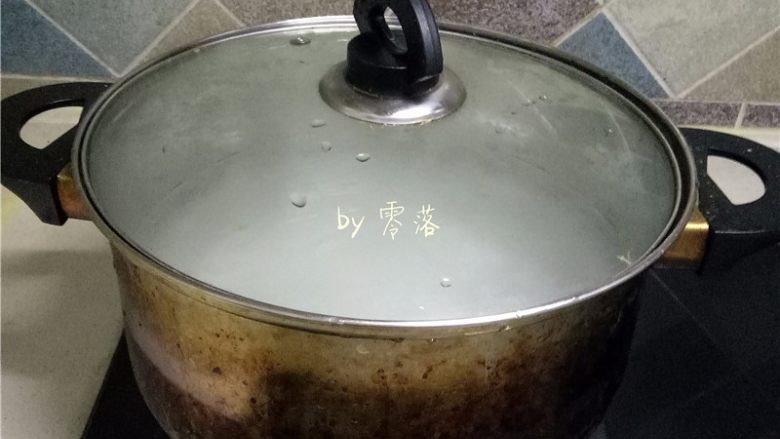 自制咸鸭蛋,将水烧开,关火;