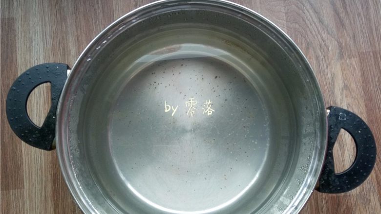 自制咸鸭蛋,将盐水彻底放凉;