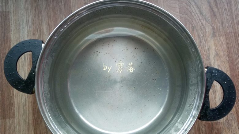 自制咸鸭蛋,将盐水彻底放凉；