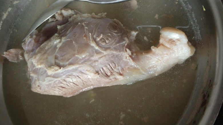 凉拌牛腱子肉,<a style='color:red;display:inline-block;' href='/shicai/ 981'>牛腱子</a>肉用清水洗干净泡一下,然后放锅里加姜和料酒开火煮开