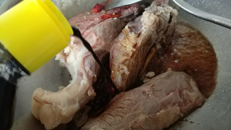 凉拌牛腱子肉,倒入老抽,生抽和料酒