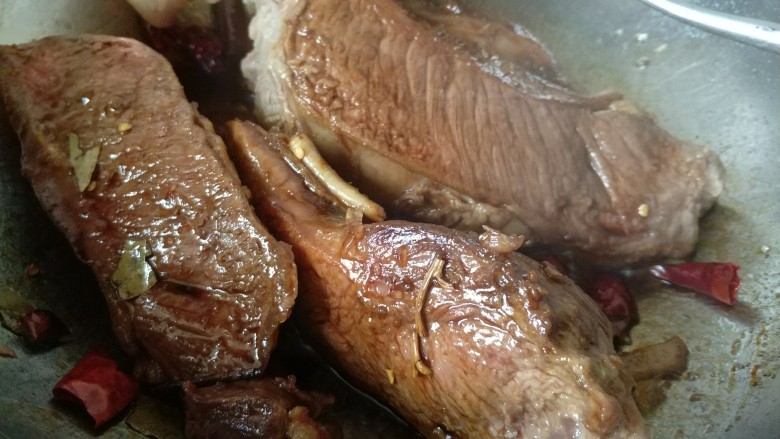 凉拌牛腱子肉,然后翻炒一下,让牛肉都裹上汤汁