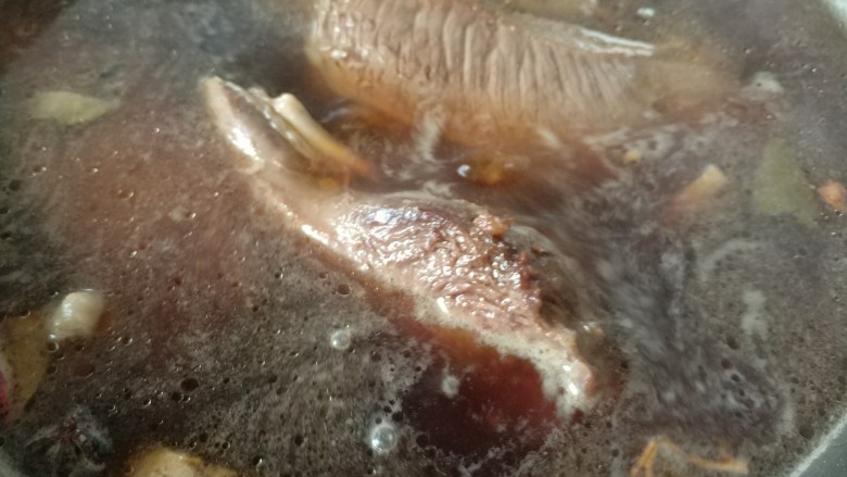 凉拌牛腱子肉,大火炖开,盖锅盖中小火慢炖,我大概炖了两个小时
