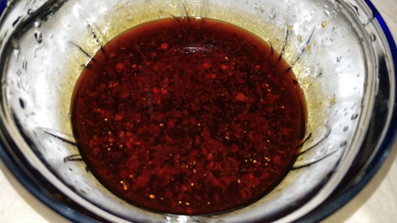 凉拌牛腱子肉,陈醋,辣椒酱,芝麻油拌匀,等肉卤好了加点卤汁拌匀就成了凉拌汁了