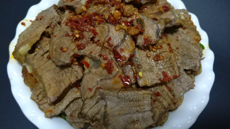 凉拌牛腱子肉,牛肉切片摆好