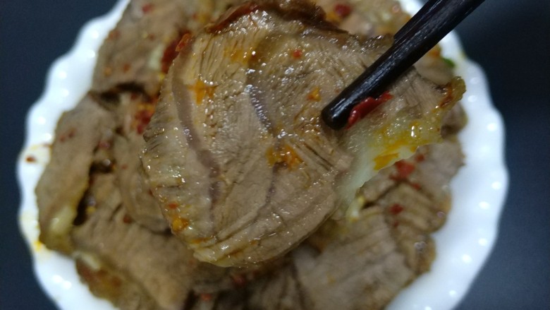凉拌牛腱子肉,牛腱子肉卤着吃可以当零食来吃了,特别好吃,一点儿也不老