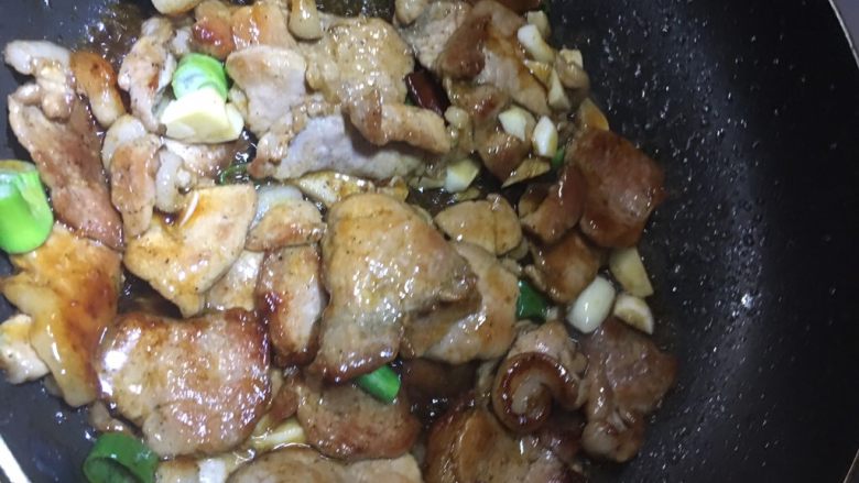 香煎五花肉,锅内烧热油,不要太多,肉会出油的,一片片摆好,一定要小火煎哦,不断翻面