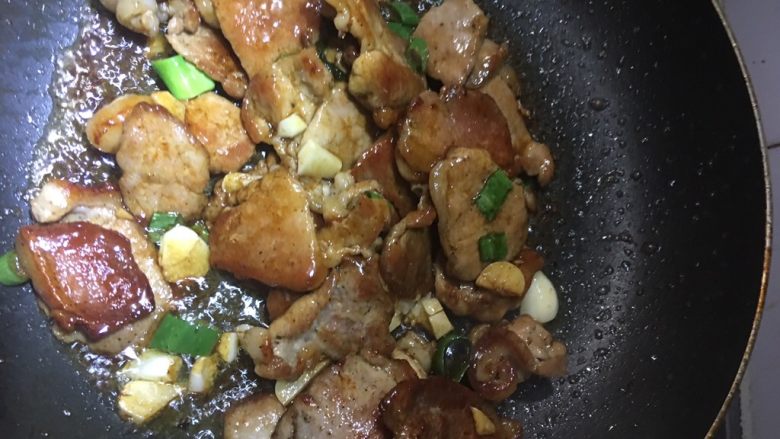香煎五花肉,煎3分钟左右,五花肉的肥肉以化,基本变成脂渣,加入葱姜蒜,蚝油,味道美,<a style='color:red;display:inline-block;' href='/shicai/ 10588'>糖</a>,醋,调味