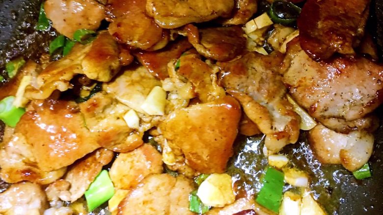香煎五花肉,色泽鲜亮诱人,肉香四溢,即可出锅啦