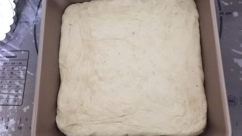 佛卡夏,把松弛后的面团,再次用手按压至与烤盘一样大