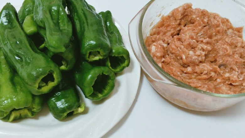辣椒酿肉,开始塞肉,把肉沫塞入去了蒂的辣椒内,不要塞的太严实。松松的最好。