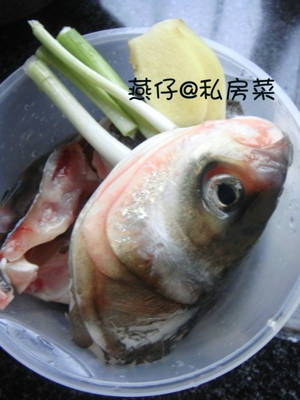 鱼头豆腐汤,如图把鱼头洗净，<a style='color:red;display:inline-block;' href='/shicai/ 3250'>葱</a>头和<a style='color:red;display:inline-block;' href='/shicai/ 2800'>生姜</a>切好；