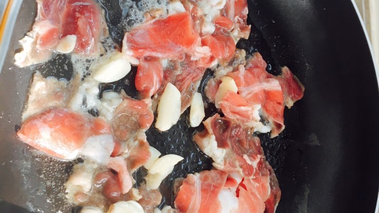牛肉三明治,放入<a style='color:red;display:inline-block;' href='/shicai/ 9158'>牛肉片</a>,注意不要把牛肉炒老,变色即可