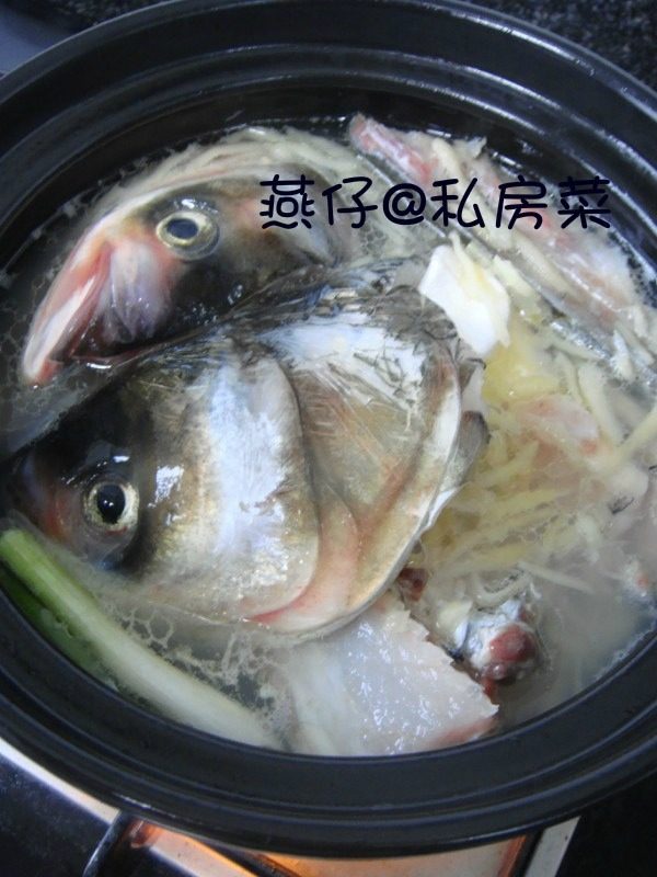 鱼头豆腐汤,如图热锅，倒油，把生姜片和葱头爆香，放入鱼头稍稍煎一下，加入适量冷水、笋丝；