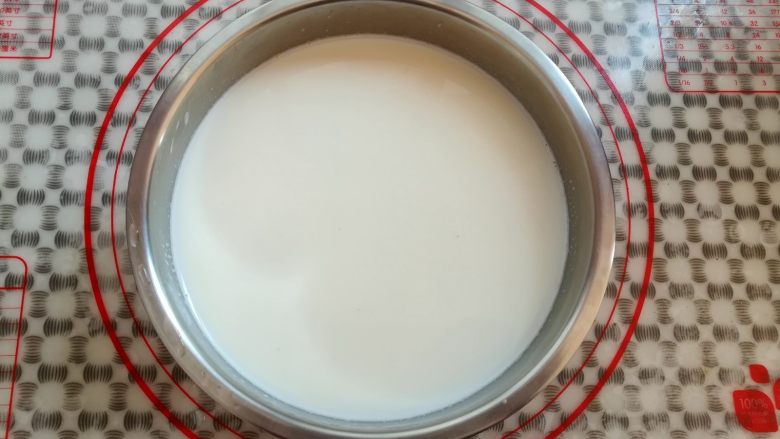 芒果酸奶(奶粉版),把牛奶和菌粉混合搅拌均匀