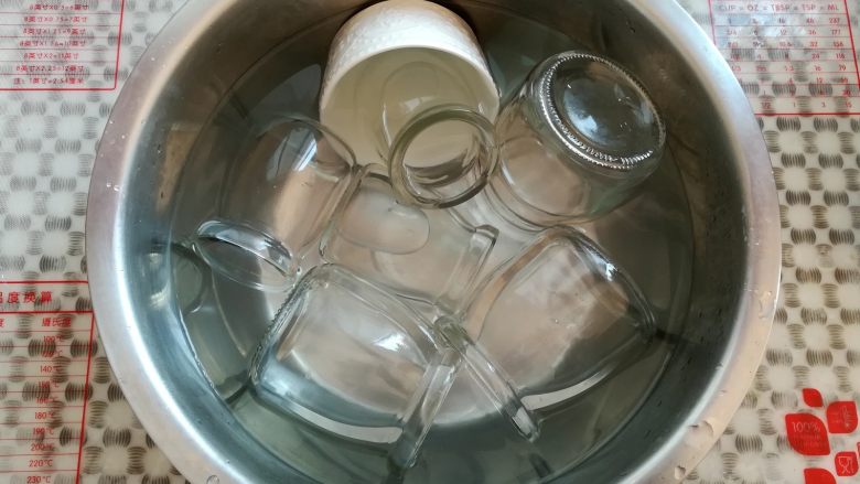 芒果酸奶(奶粉版),另外取一个大盆,用开水烫几分钟装酸奶的容器
