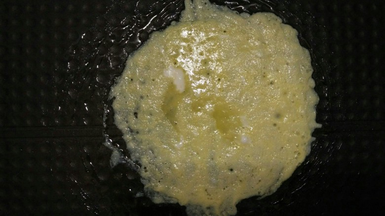 蛋饺,取一汤匙蛋液,倒入锅内,用汤匙快速摊成圆形(因为蛋皮很快就会凝固,想蛋皮摊得更大更圆必须掌握好锅的温度,如果发现温度过高,请熄火,即使是余温也够制作几个蛋饺的)
