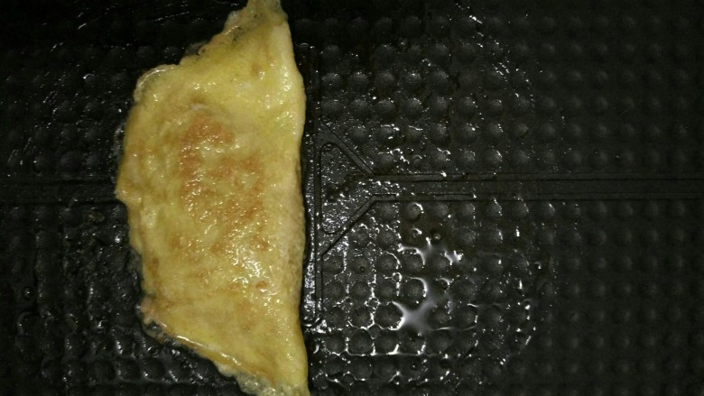 蛋饺,接着从包有肉馅的一头,用筷子向另一边翻动,稍微压边,包成饺子,两面煎至上色(由于肉馅有重量,从这一头开始翻动可以更迅速,包得更漂亮)