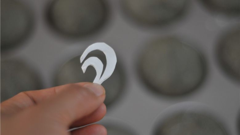 杏仁黑芝麻软欧,用纸片折叠,剪出自己喜欢的形状