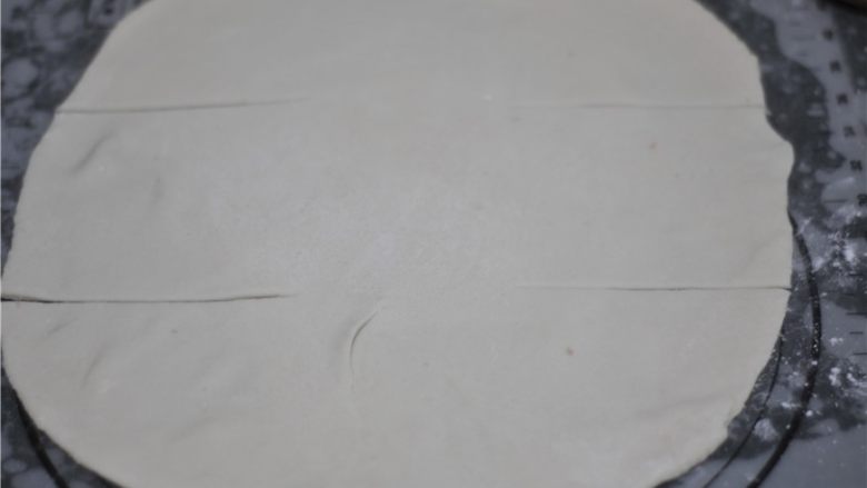 香气扑鼻的千层肉饼,面团擀成圆片,如图,切割成相连的六份