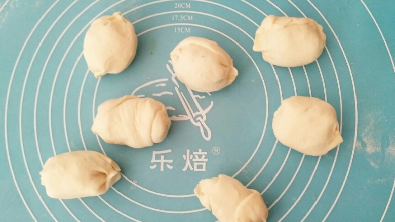 香葱芝麻油饼,切成等量的块,两头捏紧以防漏油。